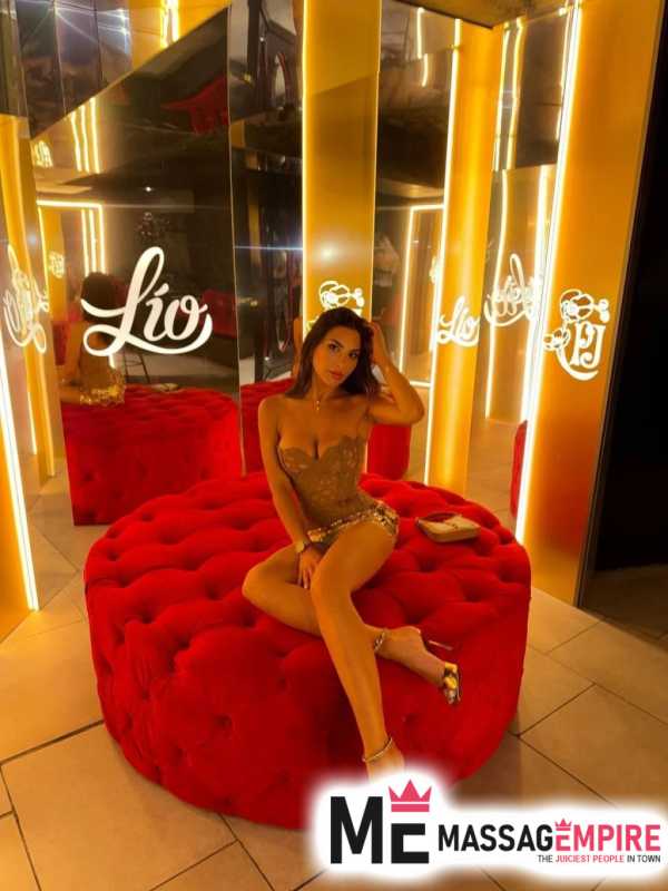 tall athletic girl with long legs and beautiful natural curves looking for fun.