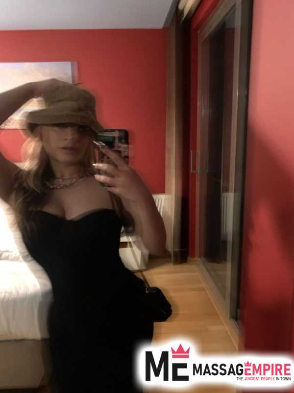 aliza brown-haired escort with green eyes antalya