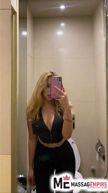 cemre 22-year-old blonde escort istanbul with feminine charm