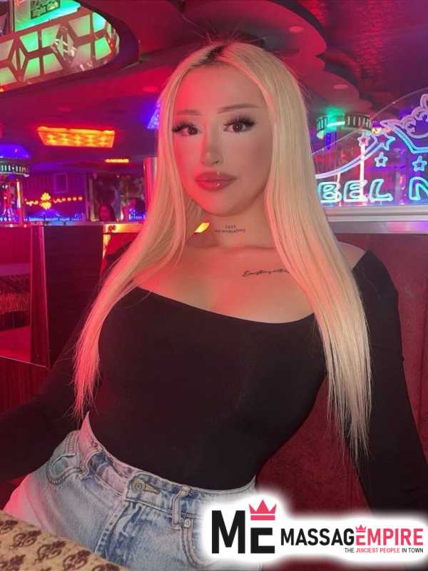 cemre 22-year-old blonde escort istanbul with feminine charm
