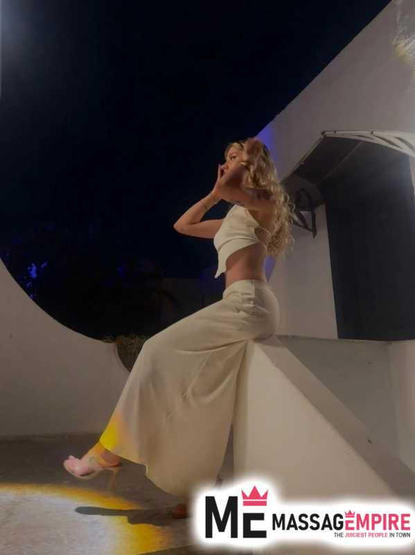 aria - 22-year-old escort with blonde hair istanbul