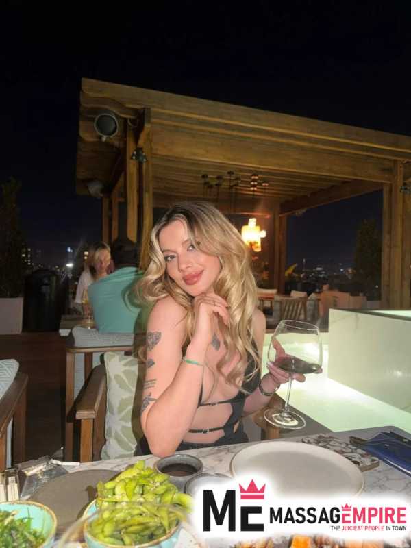 aria - 22-year-old escort with blonde hair istanbul