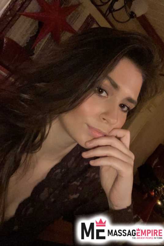 damla slender escort with brown hair and green eyes bodrum turkey