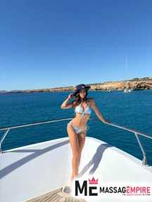 tall athletic girl with long legs and beautiful natural curves looking for fun.