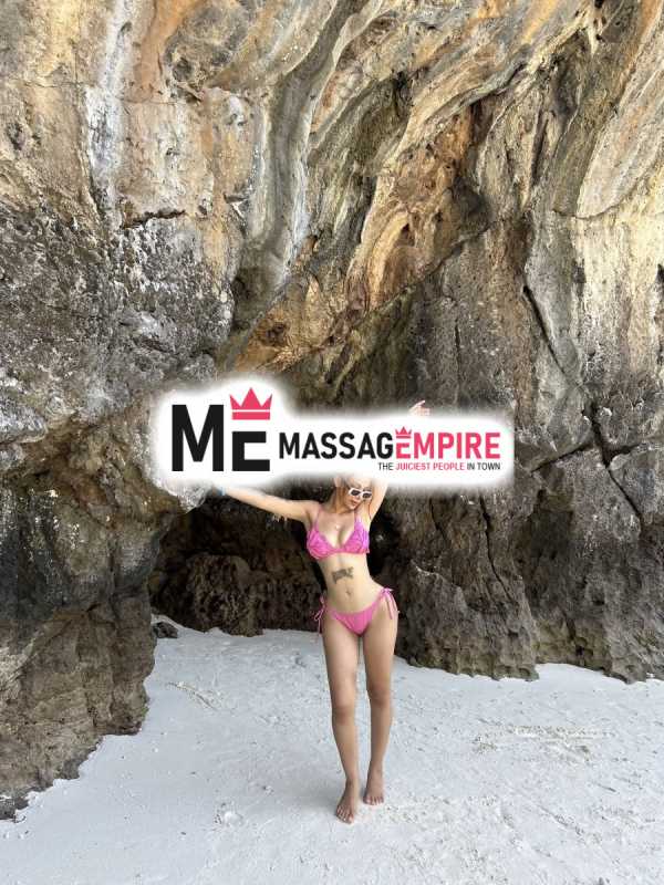 yaren elegant escort gaziantep with blonde hair and captivating brown eyes