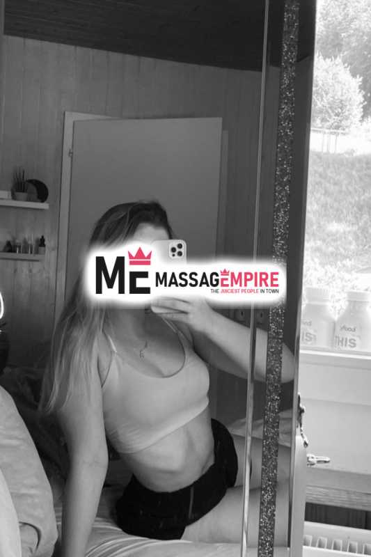 alisa premier escort from mersin with black hair and green eyes