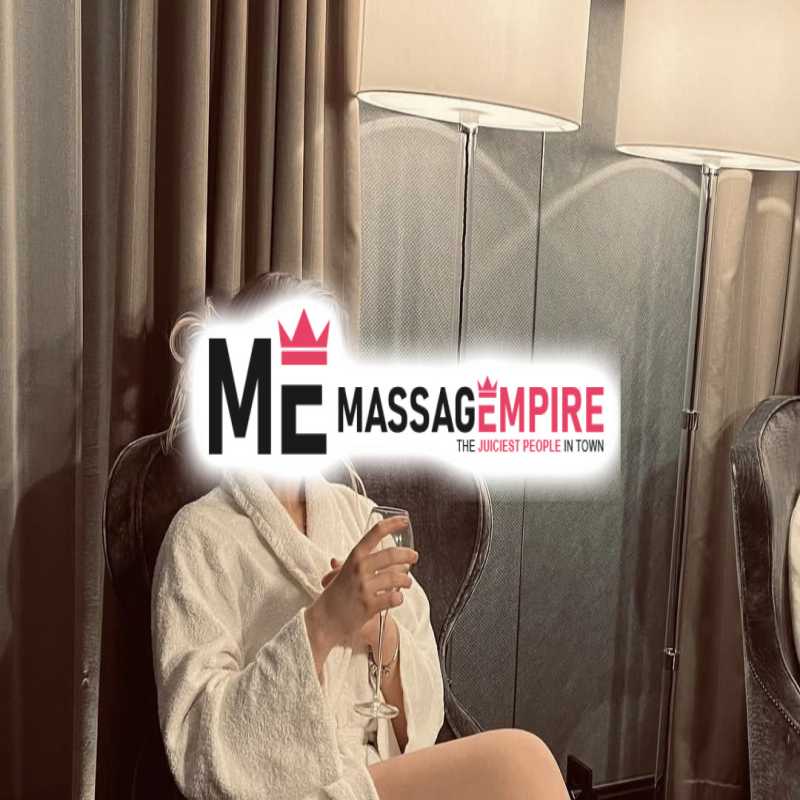 alisa premier escort from mersin with black hair and green eyes
