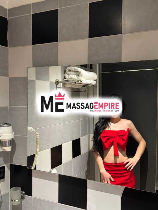 yasmiiin top-tier shemale escort offering premium trans services.